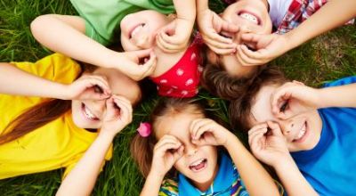 bambini-che-giocano-su-erba bambini-che-giocano-su-erba